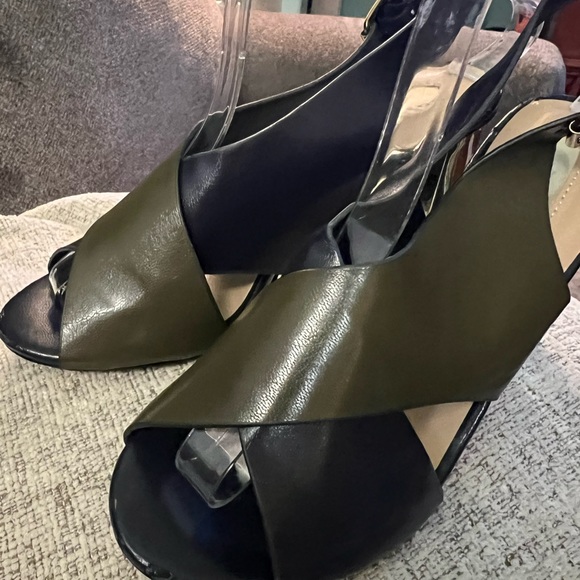 Green and Black with striking  mirrored gold heels. New Size 8 - Picture 5 of 9